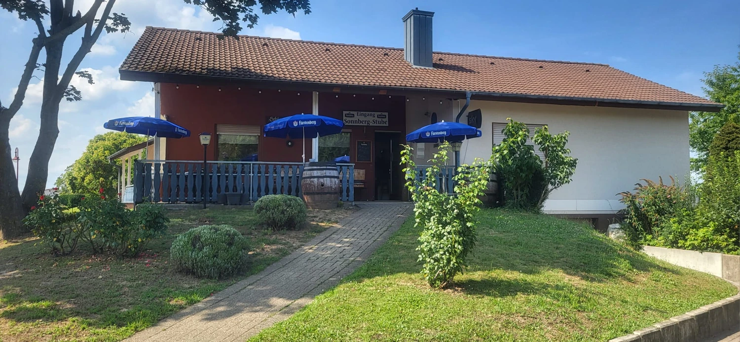 FC Auggen e.V. - Fußballverein - Das Bild zeigt ein rustikales Gebäude, das anscheinend ein Restaurant namens Sonnberg-Stube ist.