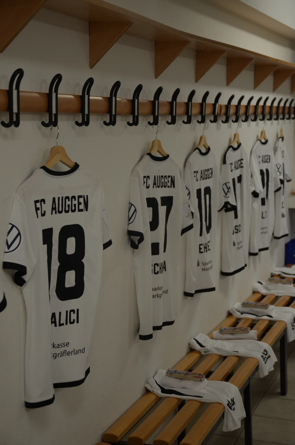 FC Auggen e.V. - Fußballverein - Das Bild zeigt Trikots des deutschen Fußballvereins FC Auggen.
