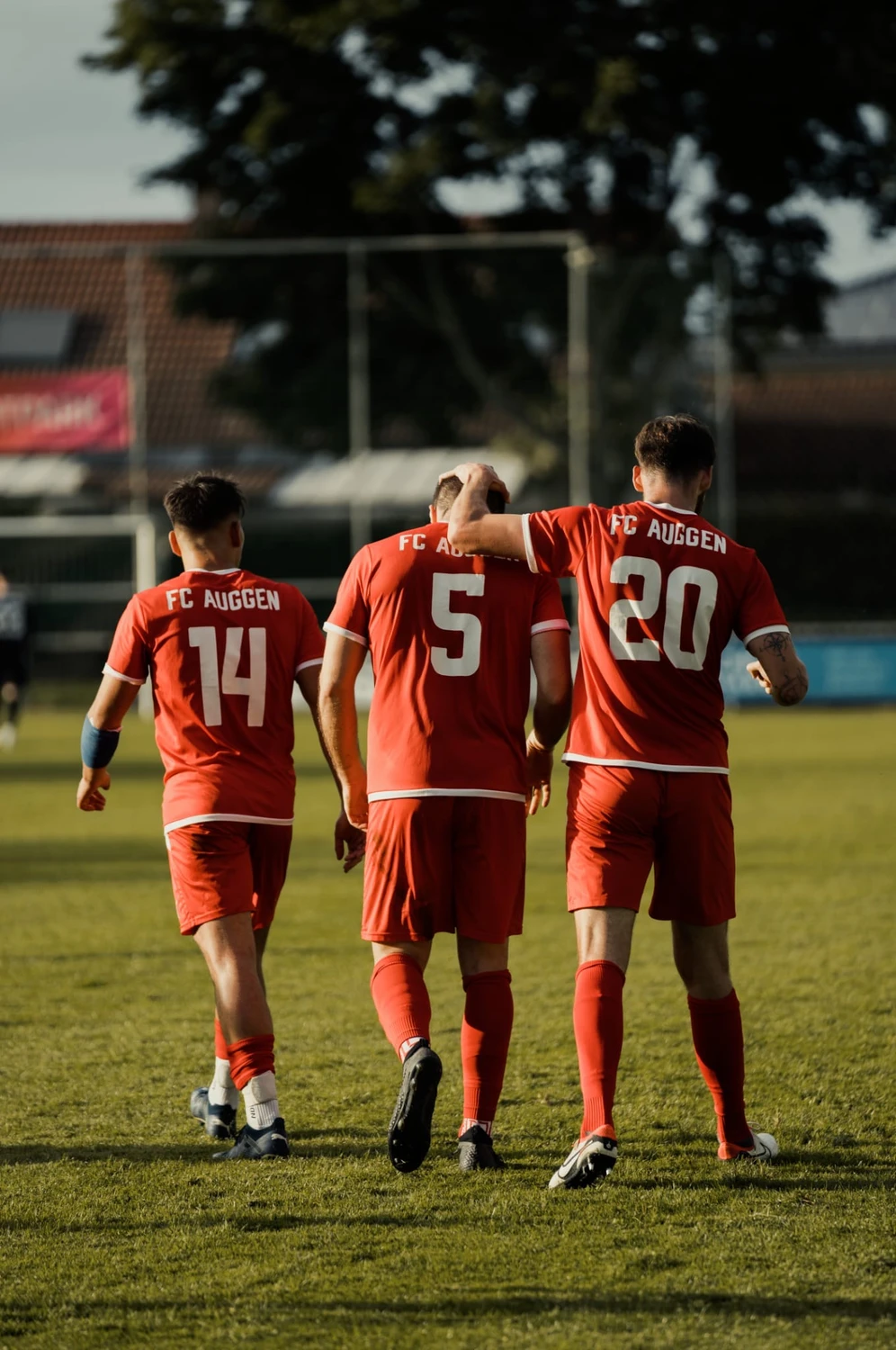 FC Auggen e.V. – Fußballtrainer – Das Bild zeigt offenbar einen Fußballtrainer, der ein Spiel beobachtet.